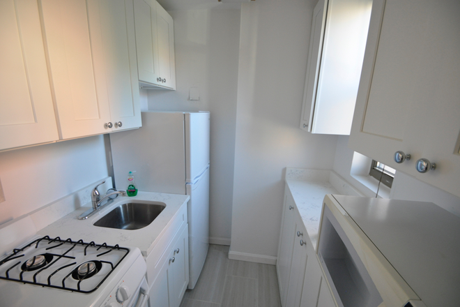 Kitchen - PRIME ROSSLYN LOCATION  Spacious Studio Apartment 383 SF Close Rosslyn Metro, GU, GWU