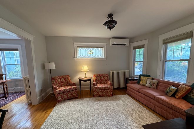 Living Room - Lovely Arlington Furnished 2 Bedroom on 77 Bus Line Apartments