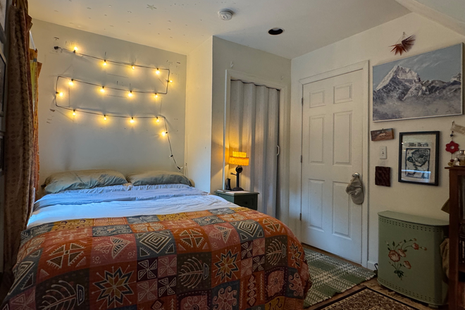 bedroom - Large house in the woods 10 minutes from campus