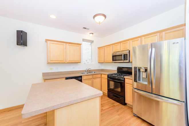 Kitchen - Condo near medical district and Western Blue Line station