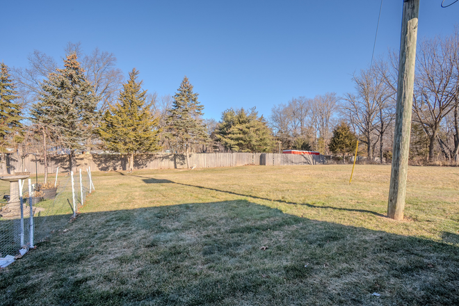 yard - Unfurnished 1BR duplex-Route 27-Kendall Park Duplex