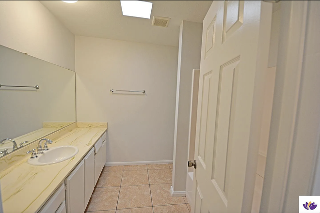 Bathroom - Master Bedroom - Casa California Apartments, Close to South Campus, Fillmore Station, and Trader Joe's
