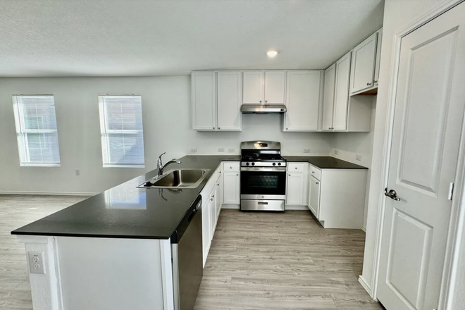 Kitchen - VIDA 3 bdrm, 2 bath house, Close to Campus and  VIDA Community Amenities