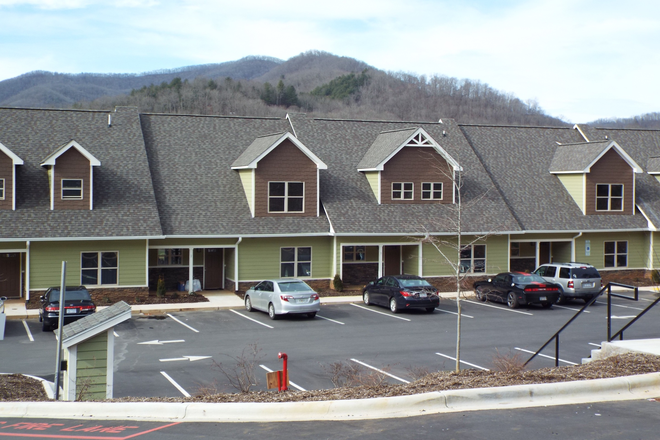 Exterior - Highlands at Cullowhee NOW ACCEPTING FOR FALL 2025 !! Townhome