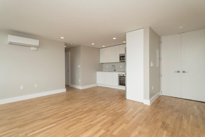 - - Sunny 2-Bed 1-Bath w/ Elevator & Parking – Near Harvard Square Apartments