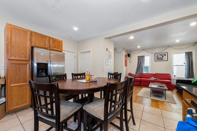 living - FULLY RENOVATED 5 BED/2 BATH AVAIL 9/1/26! Apartments