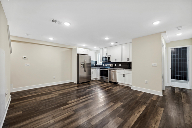 Kitchen - 1804 W Berks St - 3 to 6 Bedroom Layouts with Roofdeck + Patio Apartments