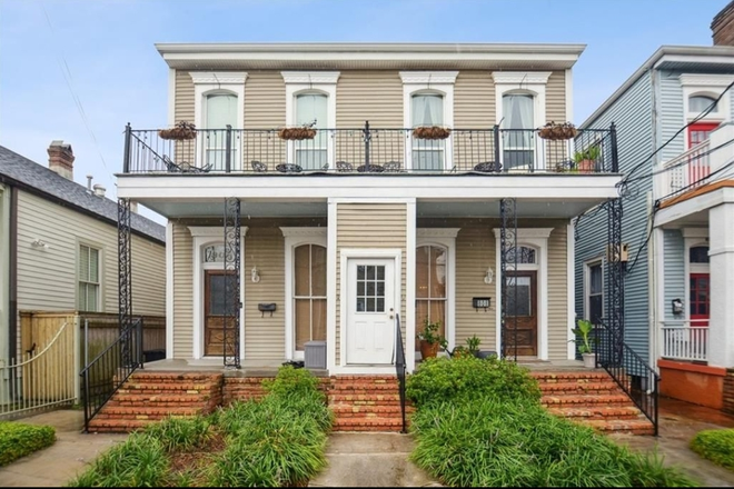 The Front View of Building. Apartment is a upper level apartment. - Beautiful 2-Bedroom Apartment 1.7 miles from Tulane & Loyola & steps away from Magazine st.