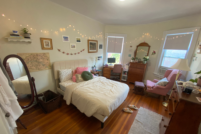 ! - NO FEE Brookline apartment with porch! 3 beds, open kitchen w/ eat in, dishwasher! HT/HW incl!