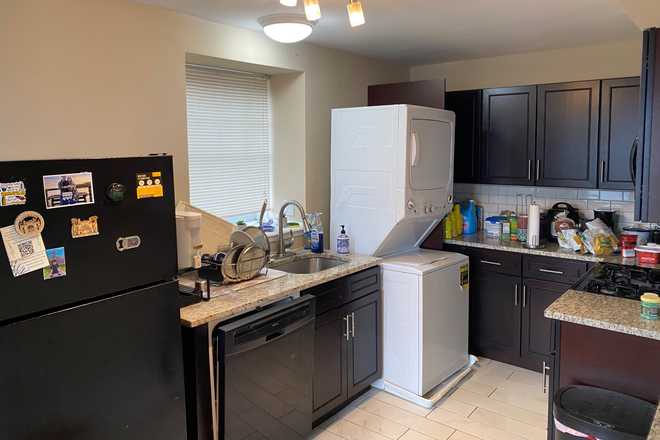 Kitchen - Hampden Hall Apartments