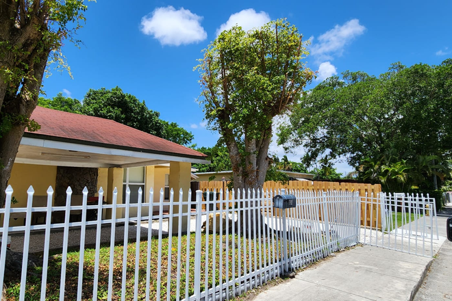 Front View - Furnished Rooms, Private and Shared Bathrooms, 100 yards from UM *Call 305-815-2356 or 786-626-0798