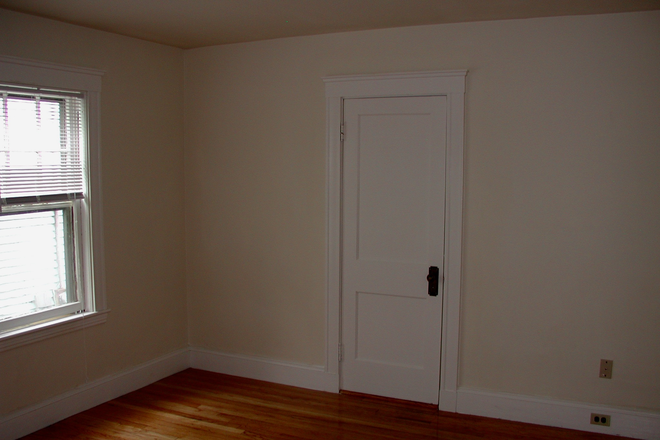 Bedroom One - Lovely Two Bedroom Arlington Apartment With Additional Sunroom