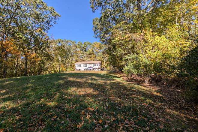 View of the house from the front yard. - One bedroom for rent - Coventry Lake House