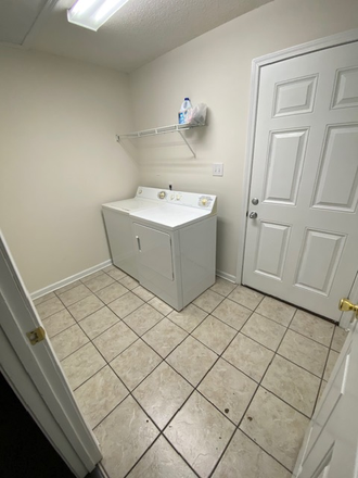 Laundry Room - Quick Walk to Campus - Never Buy a Parking Pass Again! Duplex