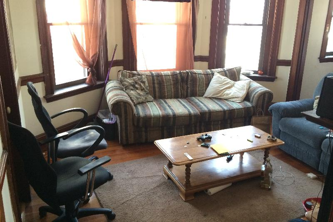 . - 4 bedroom on the Hill across from Fitzgerald Park. Large bedrooms, Bay windows Apartments