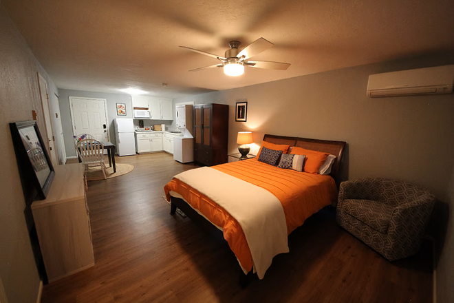 Bedroom - Sunset Suite – Peaceful Furnished Studio 10-Min Drive to UO House