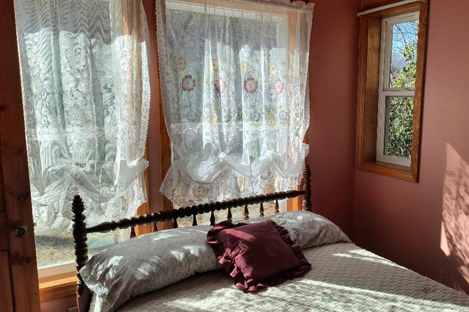 bedroom - Quaint Newly built cabin, 12.1 miles to WCU Apartments