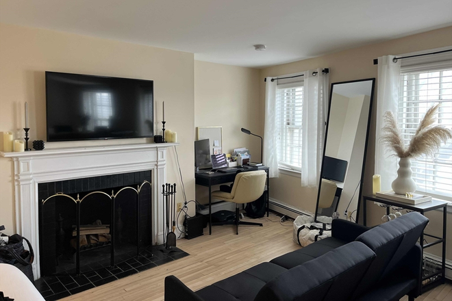 . - Gorgeous front-facing studio in Beacon Hill! Avail. 9/1/25!! Heat&Hot Water Included! Apartments