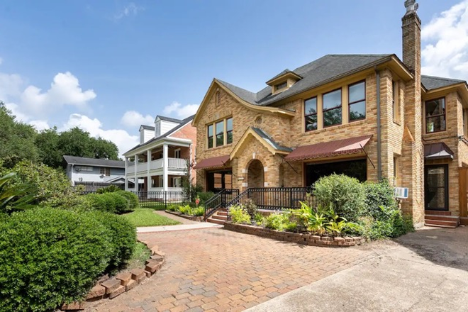 Rent this gorgeous historic house which currently is home to 6 happy Rice students. Less than 2 miles from campus. Gated and good for 4 cars - Historic 6 Bed/3Bath furnished house currently home to 6 happy Rice students. 1.8 miles from campus