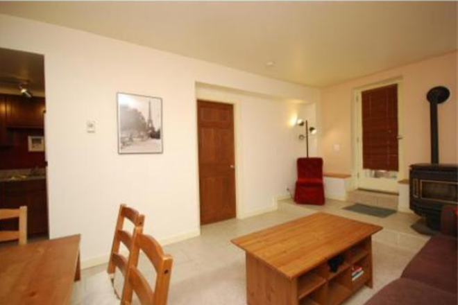 living room - **NO BROKERS FEE!!**Amazing 3 Bed / 1 Bath w/ LAUNDRY IN UNIT & Parking Available! Avail Apartments