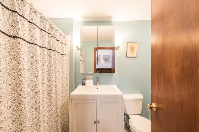 Bathroom - Gorgeous 3 Bedroom Gansett House +Deck ! Walk to Scarborough & Ocean