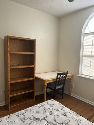 desk - Furnished private room for rent in West Ashley