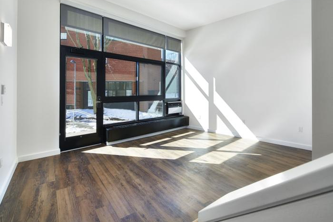 Living Room - Spacious apartment Soldiers Field Park (2 of 3 bedrooms available)