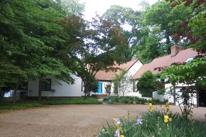 FRONT ENTRY DOOR - LAW OR GRAD STUDENT ONLY- WiFi, utilities, laundry, parking, private fridge.