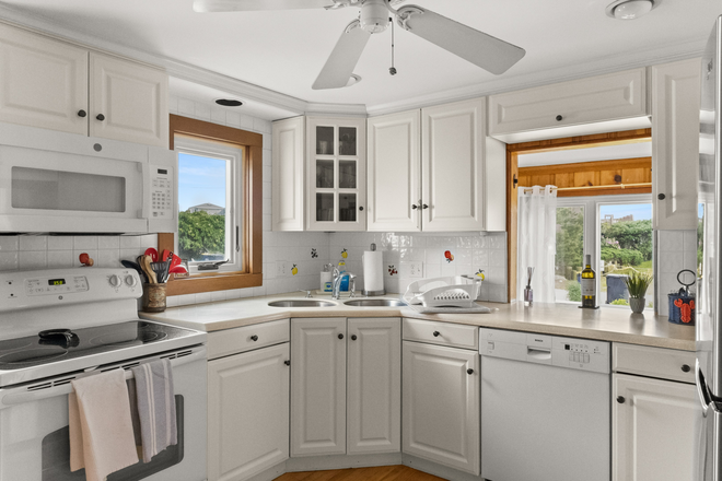 Kitchen - Beach House close to campus