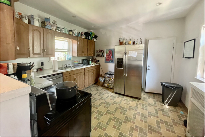 - - Right Close to Campus! 5 Bed w/ Laundry & Parking Apartments