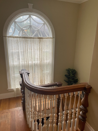 Landing with big Palladian Window - Spacious room in beautiful Victorian, close to BC/ Longwood House
