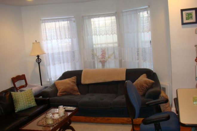 Call call or text Arezou at 617-584-7817 - 1 Bed in an Amazing location!!! Walk to Berklee, NEC, NEU all minutes away!!!