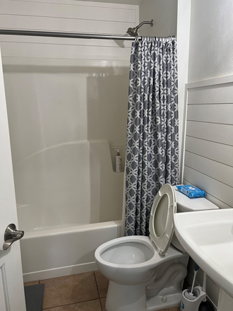 bathroom - Beautiful CLEAN House (Female only)