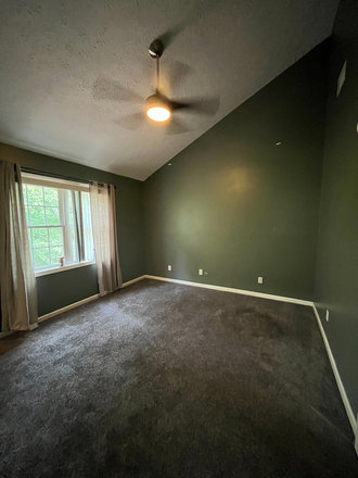 bedroom with cathedral ceiling - Split a Town House 7 minutes from campus