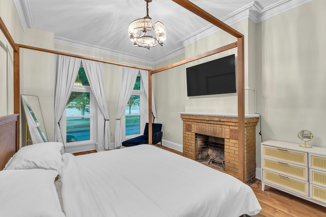 Master bedroom- King sized canopy bed/ chaise lounge chair - All utilities included! Hopkin's Hideaway 2- close to Fells Point & Inner Harbor Triplex