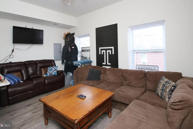 Living room - 5 Bed 3 Bath/walking to TU/responsible landlord/good deal/$540 per person