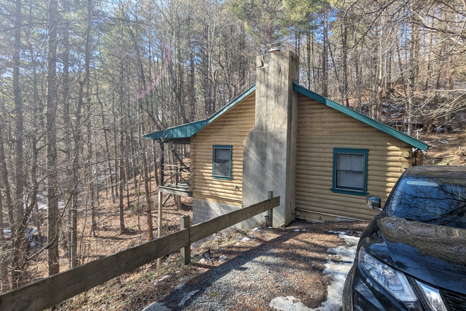 Side - Log cabin Rental