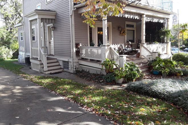 Front of House - Outstanding Furnished 2 Bedroom Easy Walk to UC