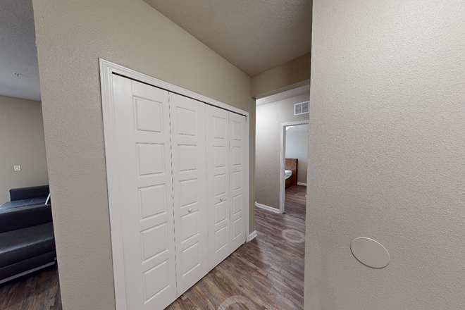 Hallway + laundry closet - IQ Luxury Apartments Urgent Lease Takeover