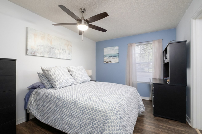 BEDROOM - LEXINGTON CROSSING APARTMMENTS, FREE SHUTTLE TO CAMPUS,  CLOSE TO SHOPPING MALLS
