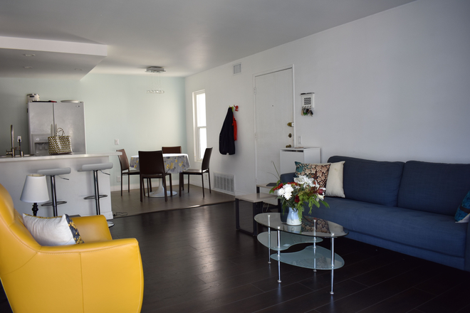 Living Room - 5 minutes walk to UCSD campus