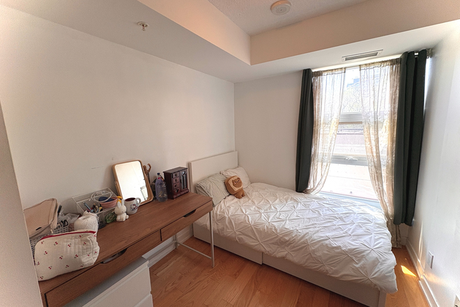 Bedroom (BED + MATTRESS INCLUDED IF DESIRED) - 1 Bedroom in 3bed+2bath Apartment in Chinatown-Kensington