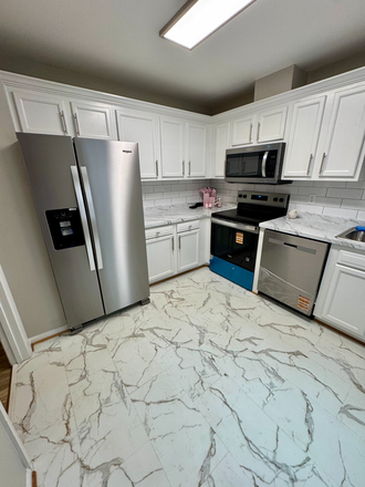Kitchen - Renovated Townhouse close to campus