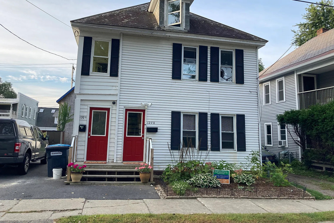 Outside view - ADORABLE 4bed 1bath second floor & attic near transit