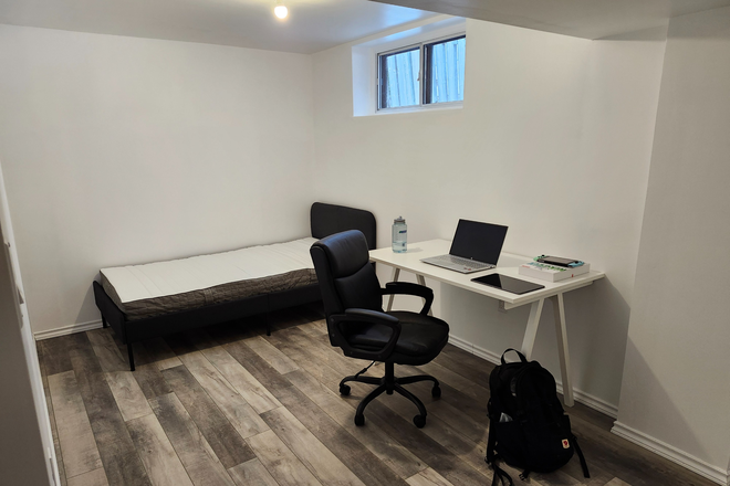 Furnished bedroom C - Spacious Bedroom in Scarborough Town Center (McCowan Rd / Ellesmere Rd) (female only)