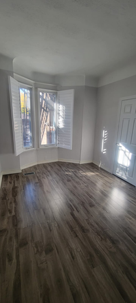 Bedroom f/rent - 1 spacious unfurnished bedroom in main floor of house in Annex/Koreatown