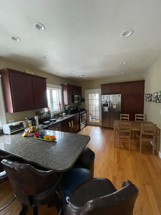 Kitchen - ROOM AVAILABLE IN 4 BED 1 BATH UNIT, 5 MINUTES TO FLETCHER, 15 MINUTES TO MEDFORD/TUFTS GREEN LINE