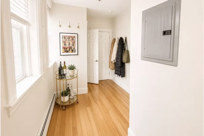 Entryway - Beacon Hill 2 bed, 1 bath Apartments