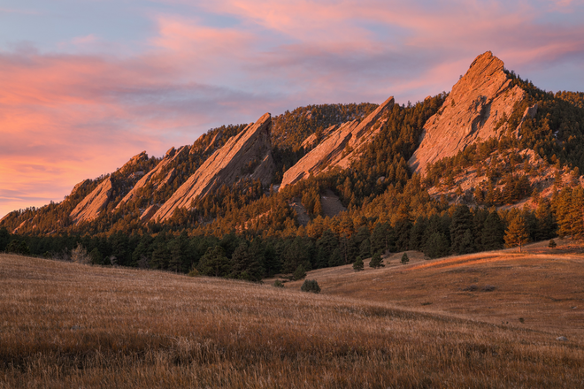 Flatirons views - Prime Student Living: 1 Block to CU / Easy Commute to Naropa! 🏔️