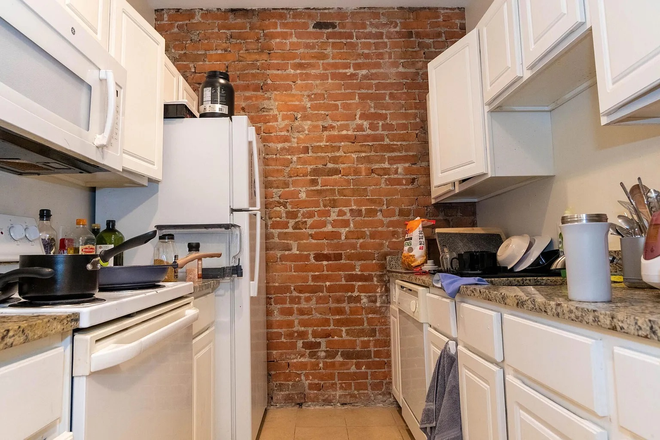 Kitchen - Spacious 3 bed 1 Bath No Brokers Fee Comm Ave
